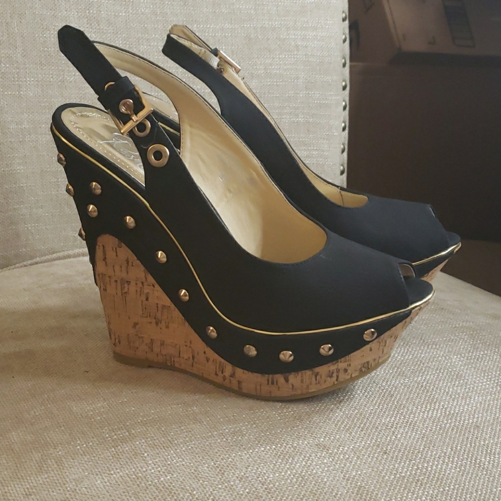 Black wedges